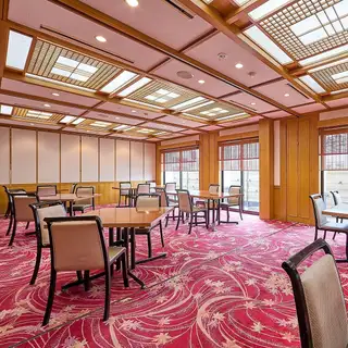 [Tables for large rooms] Suitable for everything from casual lunches to memorial services, business meetings, company gatherings, and girls' nights out with friends.We can accommodate small groups as well, so please feel free to contact us for more information.