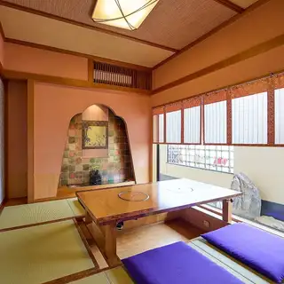 We offer private rooms with tatami seating and sunken tables, accommodating groups of all sizes, allowing you to relax and enjoy your time.