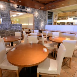 Round table dining seats for 1 to 4 people.The space between the adjacent stores is low and the space is open.A round table is a great place to have a meal with a small number of people for a meal or a drinking party after work.