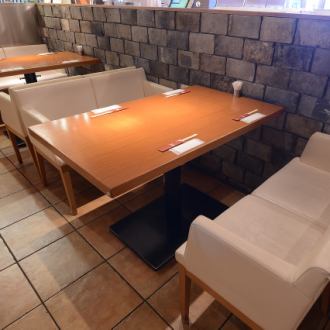 还有一个可容纳2至4人的氛围宁静的沙发椅。您可以坐在那里放松身心的空间！购物后在我们的餐厅用餐如何？