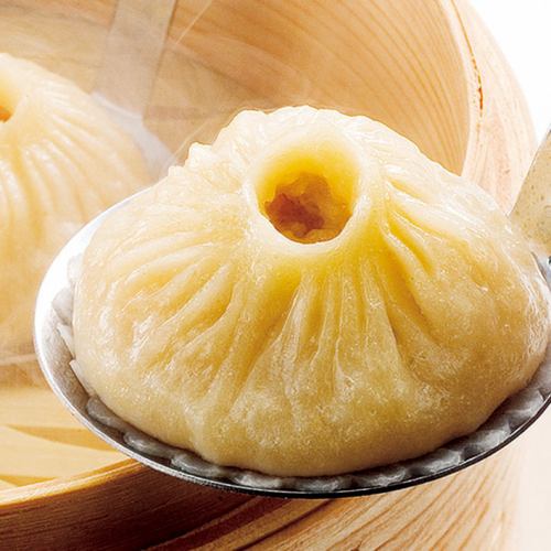 [Specialty] Two pieces of Shanghai xiao long bao with plenty of the finest soup