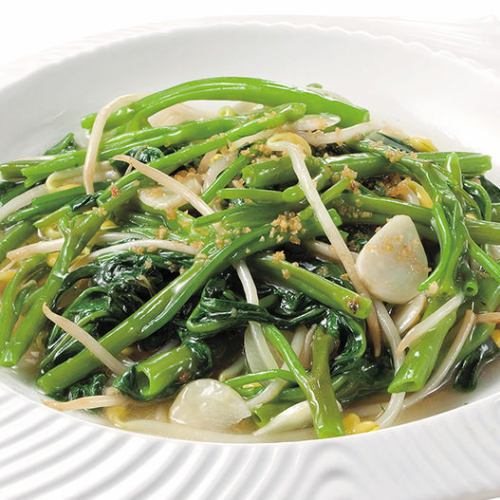 Stir-fried water spinach with salted garlic