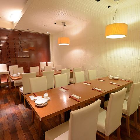 ☆宴会・お食事会オススメスペース☆店内奥の半個室は16名様着席可能！会社や仲間内でのご宴会にいかがでしょうか。 落ち着いた雰囲気でゆっくりお食事をお楽しみ下さい。