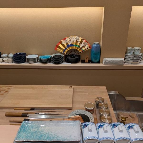 当寿司屋のテーブル席は、落ち着いた和の雰囲気が漂う空間です。友人との会食やご家族での団らん、特別な日や記念日のお祝いにもぴったり。心地よい空間の中で、旬の美味しいお寿司を楽しみながら、素敵なひとときをお過ごしいただけます。大切な時間をぜひご堪能ください！