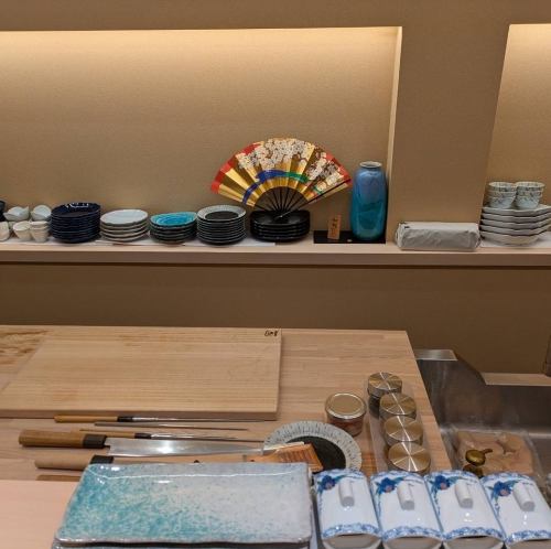 <p>当寿司屋のテーブル席は、落ち着いた和の雰囲気が漂う空間です。友人との会食やご家族での団らん、特別な日や記念日のお祝いにもぴったり。心地よい空間の中で、旬の美味しいお寿司を楽しみながら、素敵なひとときをお過ごしいただけます。大切な時間をぜひご堪能ください！</p>