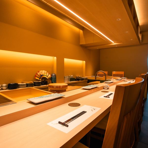 当店は和を基調とした洗練されたデザインが特徴です。落ち着いた雰囲気の中で、心安らぐ空間が広がり、食事を楽しむには最適な場所。木の温もりや柔らかな照明が、特別なひとときを演出します。ゆったりとした時間をお過ごしください♪