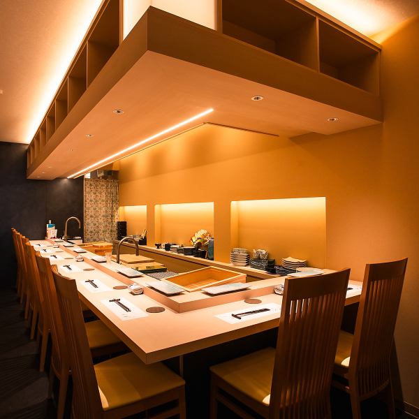 カウンター席では、目の前で大将が調理する様子を楽しむことができます!新鮮なお寿司を、一貫ずつ大将の説明を聞きながら味わえる贅沢なひととき。おひとり様も大歓迎で、気軽にお立ち寄りいただける温かな雰囲気が魅力です。特別な食体験をお楽しみください。