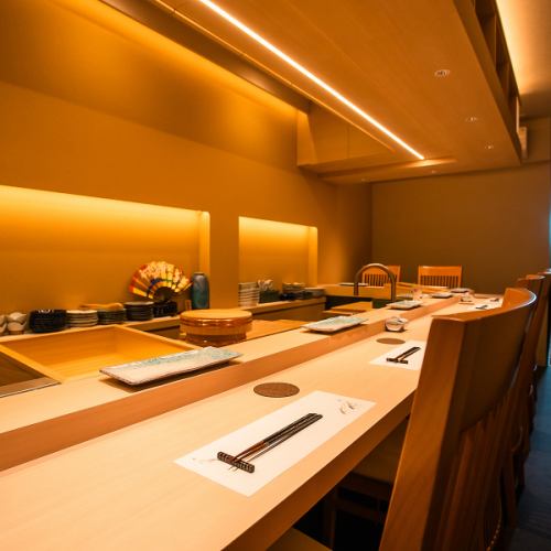 温かみあるこだわりの空間のカウンター席です。