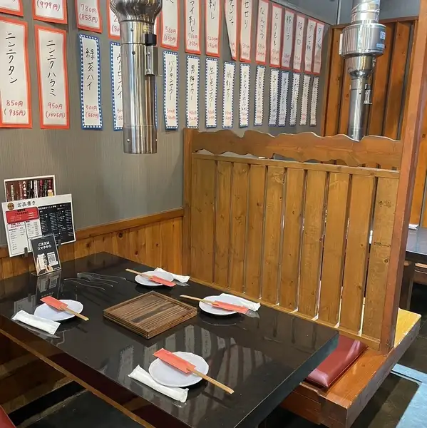 店内は温かみのある落ち着いた雰囲気で、カウンター席やテーブル席を完備。お仕事帰りの一杯やご家族でのお食事など、幅広いシーンに対応可能です。七輪で焼くホルモンの香りが漂う空間で、心地よい時間をお楽しみいただけます。落ち着いた空気に包まれ、焼き上がる香りとともに、心地よく会話も弾みます★
