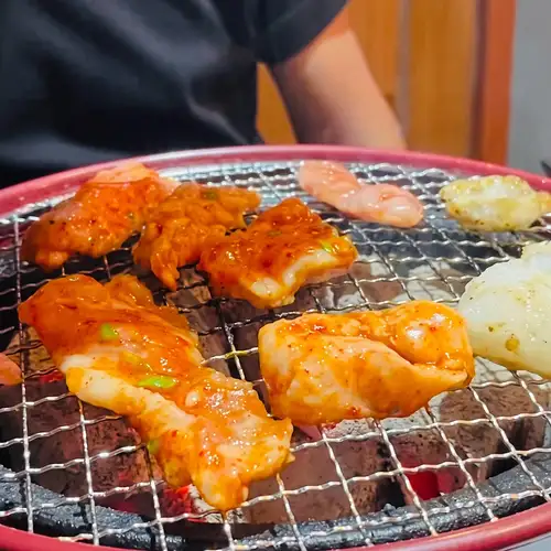 自家製ダレと炭火焼きで楽しむホルモンの魅力