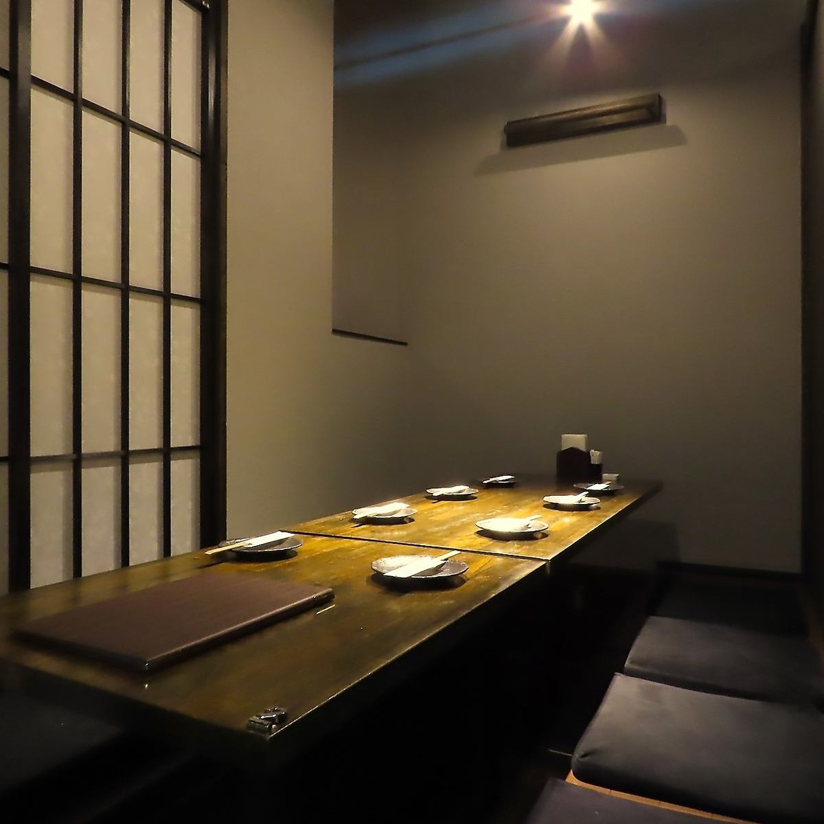 我们设有配备下沉式被炉桌的私人房间，您可以在此伸展双腿并放松身心。