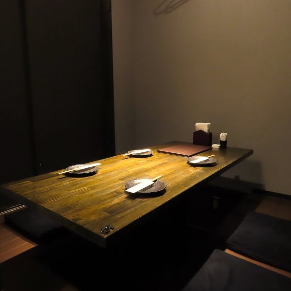 酒店设有一间私人房间，配有一张可容纳四人的下沉式榻榻米桌。这里是与心爱之人畅谈的绝佳场所。日式座位全部采用私密设计，配有下沉式被炉桌，让您无需担心其他顾客，在注重私密性的空间里尽情享受。