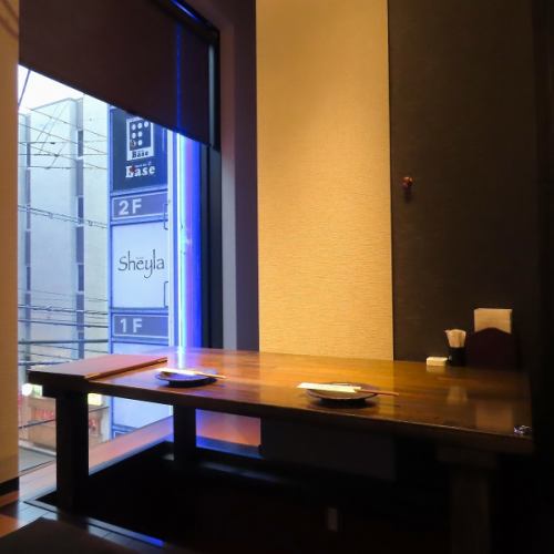 <p>酒店设有一间私人房间，配有可供两人使用的下沉式榻榻米桌。非常适合与伴侣或亲密朋友共度特别时光。在完全私密的包间里，尽情享用美食美酒，彻底缓解日常生活的疲惫。</p>