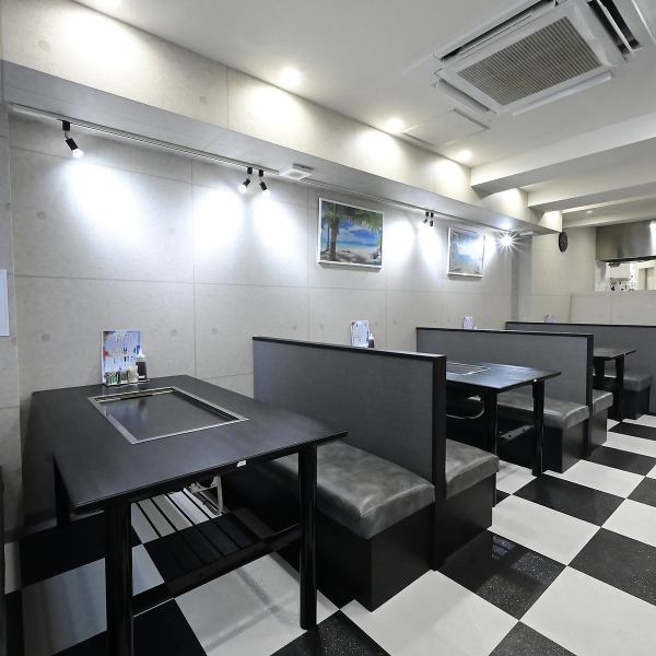 大型宴会に対応できるよう、広々とした座席レイアウトと複数の鉄板卓を完備。グループで同じ鉄板を囲むことで、料理が仕上がる過程を楽しみながら会話が弾む空間を演出します☆店内全体は明るく木の温もりを感じさせる内装で統一し、カジュアルながらも落ち着いた雰囲気♪団体のお客様を快適に迎える配慮を徹底しました!