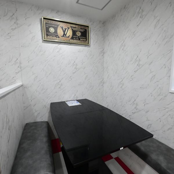 少人数での食事には、プライベート感を重視したカウンター席や小型テーブルがおすすめです。カウンターでは目の前で仕上がる鉄板の臨場感を味わえ、シェフと会話できる距離も魅力◎テーブル席は仲間や家族との落ち着いた時間を提供し、心地よさを大切にしています。ゆったりと料理を楽しみたい方に最適な空間です!