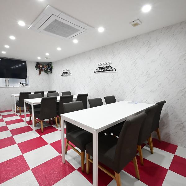 店内は清潔感を大切にし、視覚的にも温かみを感じられるインテリアでまとめています。外観はシンプルで立ち寄りやすく、アクセス面も便利な立地が特徴♪ドリンクや料理の提供スピードに配慮し、ストレスのない時間を過ごせるよう工夫しました。特別な日にも日常使いにも安心して選べる魅力的な雰囲気をお届けします☆