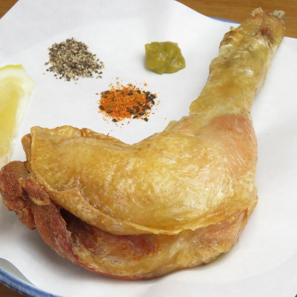 【招牌菜单】脆皮炸筑波拓海鸡大腿（1,250日元）腌制一天以上的鸡肉，炸20分钟★