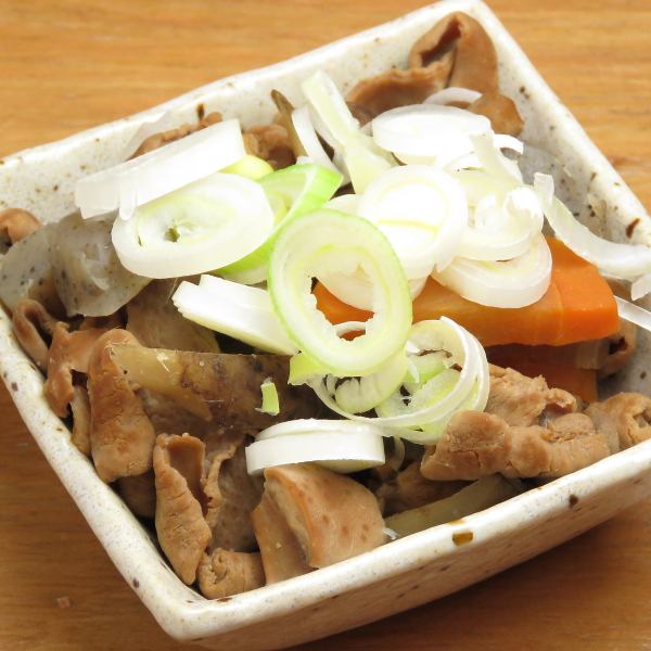 【限量菜單】煮內臟（580日圓） 慢燉軟內臟是限量供應的精美菜單！