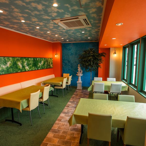 フランス・マルセイユでの経験をもとに、太陽の光、海の風、そして緑豊かな庭をイメージして設計されたガーデンレストラン。南仏の穏やかな空気感をそのままに、訪れる人に癒しと非日常を届けます。季節の移ろいを感じられる庭を眺めながら、心と身体にやさしいフレンチをゆったりとお楽しみいただけます。