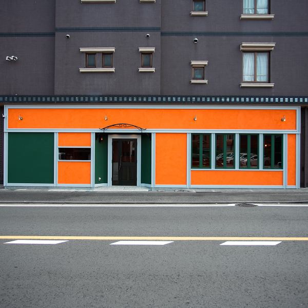 住宅街の中にひっそりと佇む、三階建ての一軒家フレンチレストランです。穏やかな街並みに溶け込む佇まいは、まるで“隠れ家”。木の看板や玄関まわりの柔らかな照明が、非日常への期待感をやさしく誘います。