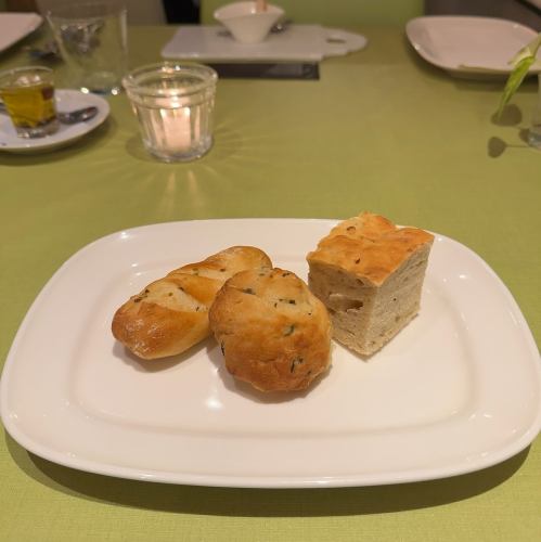 【パン】スナップエンドウのパン / 春菊と味噌と米粉のパン / カリフラワーと黒コショーのパン