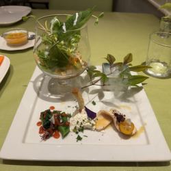 【前菜】サラダのパフェ/ホタルイカのマリネ/茎ワカメとクリームチーズのムース/ハーブ鶏の自家製スモーク