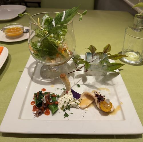 【前菜】サラダのパフェ/ホタルイカのマリネ/茎ワカメとクリームチーズのムース/ハーブ鶏の自家製スモーク