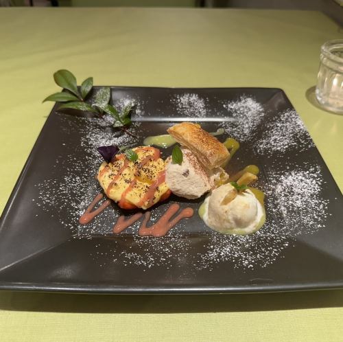 【デザート】冷イチゴのグラタン / プラリネムース / ショウガのアイス添え