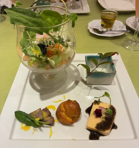 【前菜】野菜のパフェ/うに風味のムース/グージェール（チーズ風味のシュー）/豚心臓のコンフィ