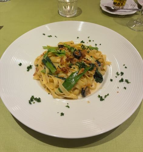 【パスタ】フライドオニオン・アンチョビ・黒オリーブのクリームパスタ