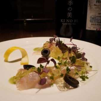 真鯛のカルパッチョ　季の美のジュレとベルモットのソース