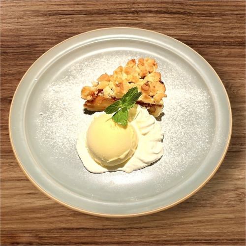 クランブルアップルパイ　バニラアイス添え