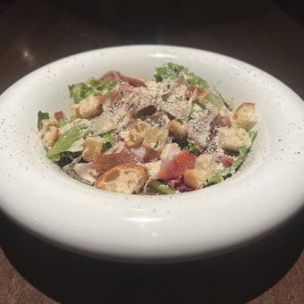 Caesar salad with raw ham