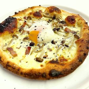 カルボナーラ風ピザ 半熟卵のせ