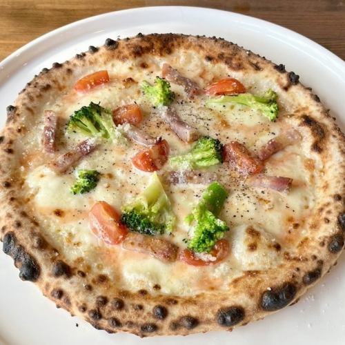 Bacon and broccoli pizza with mentaiko flavor