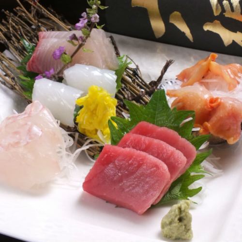 Assortment of 5 sashimi (raw tuna and 4 recommended)