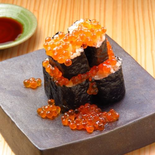 Salmon roll with spilled salmon roe