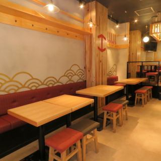 充滿情感的日本氛圍，營造出讓人想久留的輕鬆空間。我們還設有餐桌座位，因此是您一邊享用美食，一邊與朋友或同事悠閒交談的好地方！