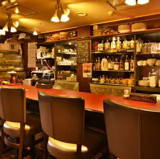 Our restaurant boasts five counter seats, making it easy for even one person to sit down.It's perfect for a drink after work or when you want to enjoy some quick, authentic Thai food.Enjoy a relaxing time watching the food being cooked right before your eyes.You can enjoy food and drinks to your heart's content.
