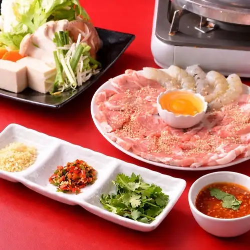ムカター(タイのすき焼き)を楽しめるコース