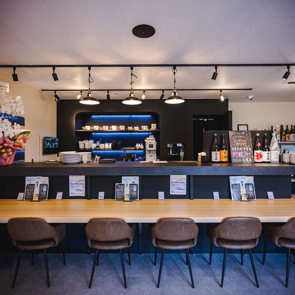 当店で特に人気なのが、オープンキッチンに面したカウンター席です。カウンターの高さが絶妙なので、目の前の料理に集中して味わうことができ、デートやお一人様での贅沢な時間に最適◎もちろん店主との会話も楽しむ事もでき、木の温もりが感じられる上質な空間で、心ゆくまで自慢の海鮮料理と銘酒をご堪能ください♪