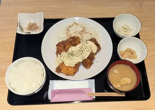 【午餐時段供應套餐和蓋飯!晚餐也有套餐供應! 】午餐和套餐菜單