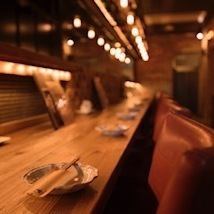 ゆっくりと寛げるカウンターのお席もございます。焼き鳥屋のカウンターとは思えない、オシャレな雰囲気。お一人様でのご利用はもちろん、デートでのご利用にもおすすめ！要予約でデザートプレートもございますので、誕生日等のサプライズにもどうぞ♪