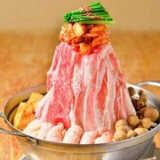 『 鶏と豚のうま辛鍋 』　6500円(税込)コース　【120分飲み放題付き】