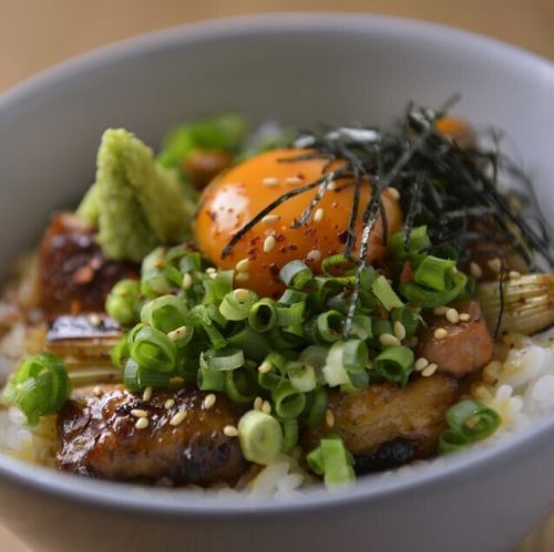 秘伝タレの焼鳥丼　卵黄のせ