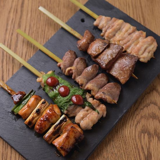 非常适合举办迎送会等宴会。在时尚的餐厅里享用炭火烤鸡肉串。