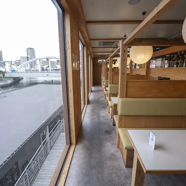 店内はオシャレで落ち着いた雰囲気が広がり、デートからご家族連れまで寛げる空間です。ゆったり座れるソファー席はお子様連れにも安心◎大正駅から徒歩3分とアクセスも良好で、気軽に立ち寄れるお店です。心を込めたサービスで快適な時間を演出します！