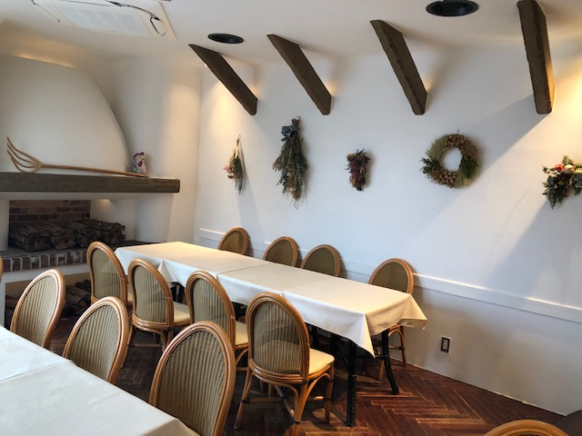 At the back of the store, there is a completely private room that is perfect for 15 to 25 people.It can be used for various occasions such as family celebrations, business use such as entertainment, and departmental banquets.