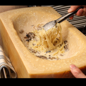 チーズの器で作る、チーズ、チーズたっぷりの濃厚なポルチーニ茸のパスタ