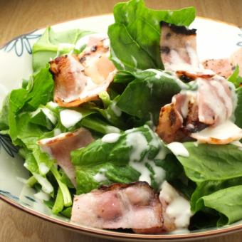 Spinach salad with crunchy bacon